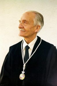 abuelito abogado con medallón