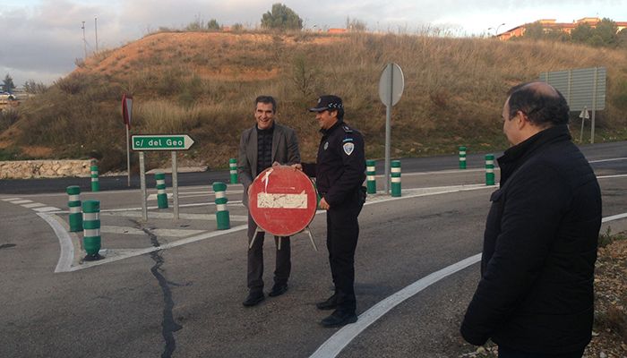 Antonio Román procede a la apertura de la calle del GEO