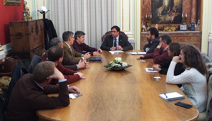 Ayuntamiento de Cuenca y patronal repasan algunos aspectos de la regulación de la carga y descarga en el Casco Antiguo