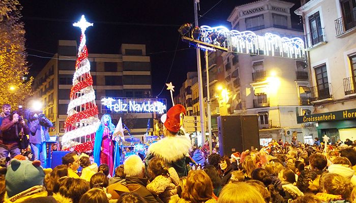 El encendido de las luces de la Navidad reúne en la Plaza de la Constitución a cientos de conquenses