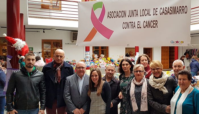 El subdelegado del Gobierno en Cuenca inaugura el mercadillo solidario de la Junta Local Contra el Cáncer de Casasimarro