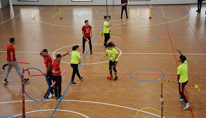 Estudiantes del Campus de Ciudad Real aprenden el modelo de educación deportiva a través del quidditch, el juego de Harry Potter