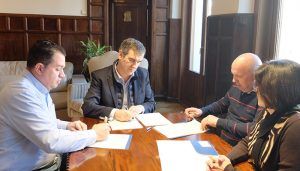 Firmado el acuerdo de colaboración entre el Ayuntamiento de Guadalajara y las federaciones de comercio para el canje de cheques regalo de la campaña navideña
