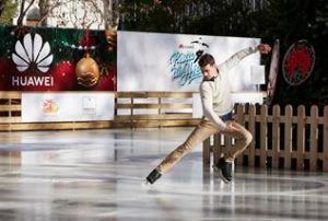 Huawei inaugura junto a Javier Fernández una pista de hielo solidaria en el centro financiero de Madrid