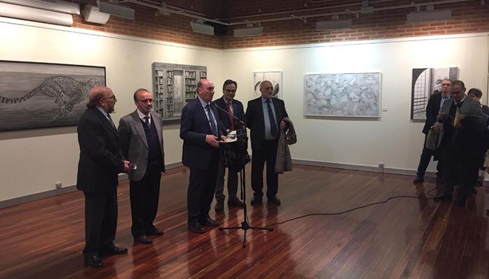 José Manuel Latre inaugura las exposiciones con los trabajos de los Premios Provincia de Dibujo y Fotografía