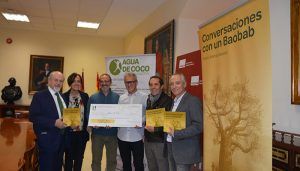 La editorial Cuarto Centenario entrega en la UCLM a la ONG Agua de Coco los beneficios de la venta del libro ‘Conversaciones con un Baobab’