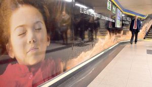 La exposición de Bill Viola, promocionada en la estación de Metro de Sol, en Madrid