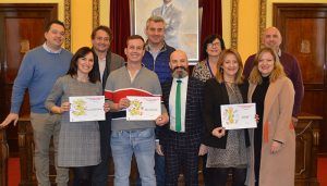 Los ganadores del Concurso de Escaparates Navideños organizado por el Ayuntamiento de Guadalajara recogen su  premio