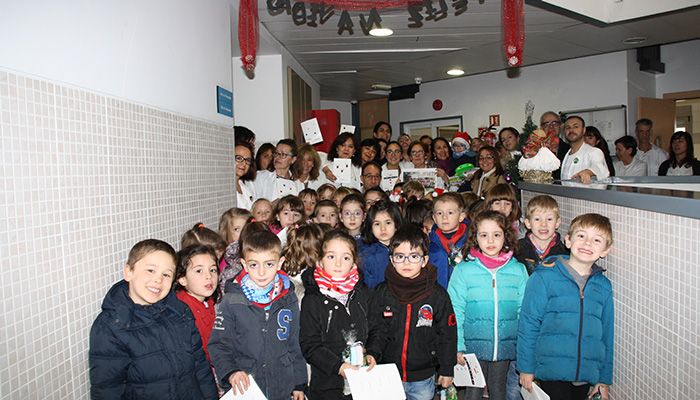 Los niños del Colegio “Fuente del Oro” hacen llegar sus felicitaciones navideñas a los profesionales del Hospital Virgen de la Luz de Cuenca