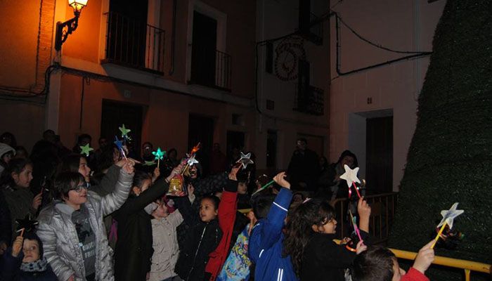 Los niños encieden las luces del Árbol de Navidad de Huete