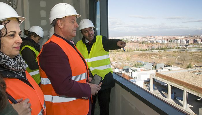Los presidentes de los Colegios Oficiales de Médicos y Enfermería conocen de primera mano los avances en las obras de ampliación del Hospital de Guadalajara
