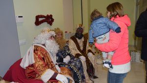 Más de 200 niños y niñas entregaron sus cartas a los Reyes Magos en la Sala Iberia de Cuenca