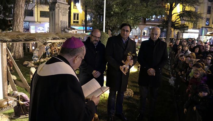 Numerosos conquenses asisten a la inauguración del tradicional Belén de la Plaza de la Hispanidad