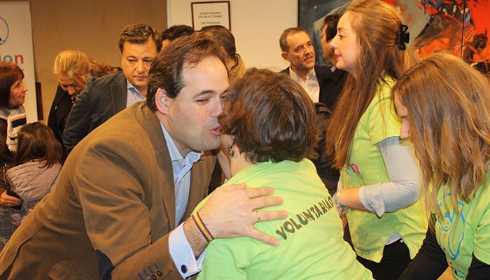 Núñez promete tramitar las ayudas a los niños con cáncer desde el primer momento en que el pediatra diagnostique la enfermedad