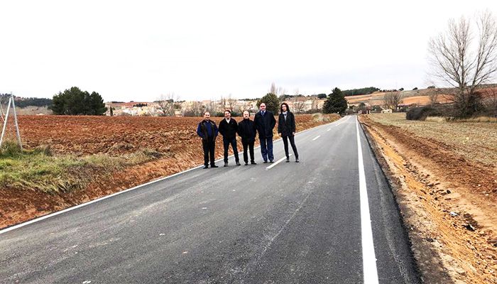 Prieto comprueba con satisfacción la ejecución de las obras de mejora del firme de la carretera de acceso de Jábaga