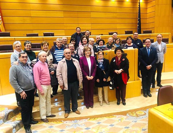 Prieto y Martínez enseñan el Senado a vecinos de Casasimarro