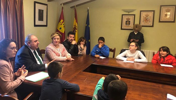 Tirado destaca los valores de la Constitución que velan por la igualdad de derechos de todos los niños