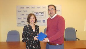 Almudena López recoge su premio como ganadora del primer premio del Día de las Librerías en Cuenca