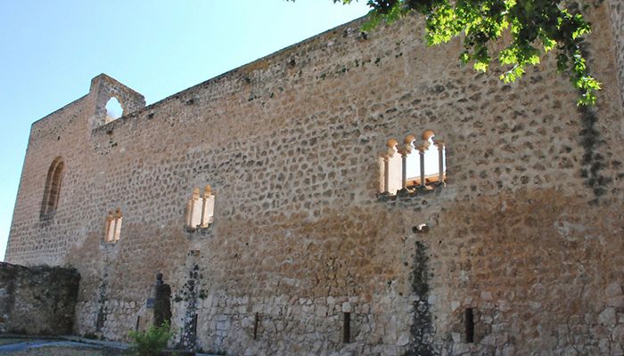 Corrigiendo folletos y prensa el castillo de Brihuega se llama de piedra bermeja