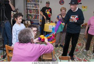 Dos magos de la Fundación Abracadabra llegan de sorpresas el Hospital de Guadalajara