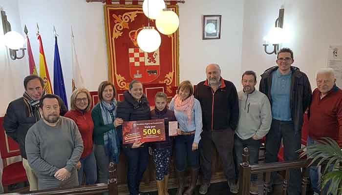 Eddy Isabel Uribe se lleva el cheque de 500 euros de los 'Siete Reyes Magos' de Fuentenovilla