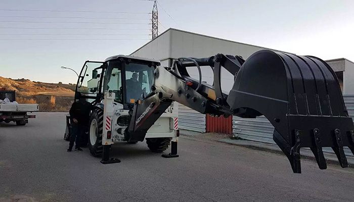 El Ayuntamiento de Huete adquiere una una máquina retroexcavadora
