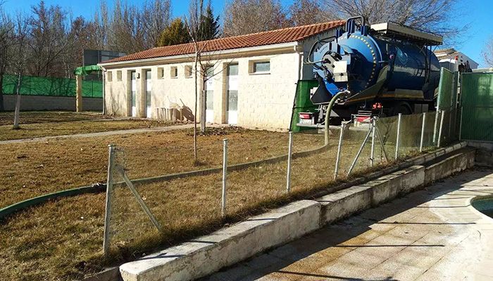 El Ayuntamiento de Huete realiza trabajos de mejora y mantenimiento en la piscina municipal