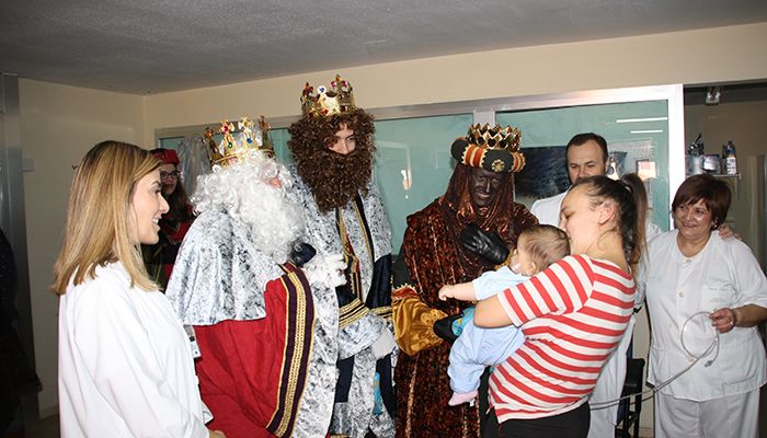 El Hospital Virgen de la Luz de Cuenca recibe un año más a los Reyes Magos de Oriente repartiendo regalos e ilusión