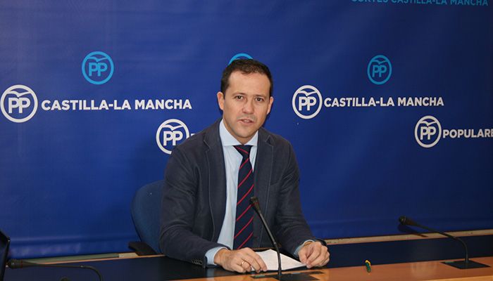 El PP cree que Page imita a Sánchez y quiere tener su propio Tezanos, encargando una encuesta a la empresa que vaticinó una amplia mayoría para Susana Díaz