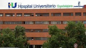 El PP se hace eco de la desesperación entre los pacientes en el Hospital de Guadalajara horas esperando para que les ‘den cama’