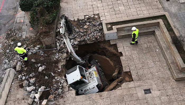 Espectacular hundimiento de una grúa en la Plaza del Concejo de Guadalajara