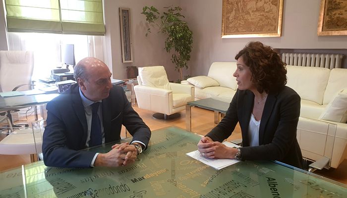 José Manuel Latre traslada su apoyo y colaboración a la directora del Centro Asociado de la UNED