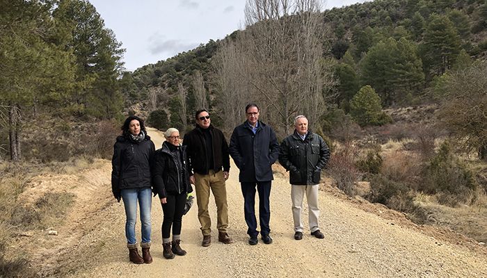 Junta y Diputación invierten 151.000 euros en la mejora de siete caminos en Cañete, La Huérguina, Salinas del Manzano y Tejadillos