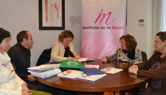 La Asociación Emprendedoras Mujeres Activas de Guadalajara colabora con el Gobierno regional en la sensibilización contra la violencia de género
