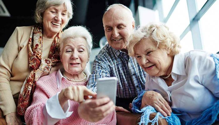 La Biblioteca de Cabanillas lanza tres talleres tecnológicos para mayores fotografía con el móvil, estafas por internet y aplicaciones de Google