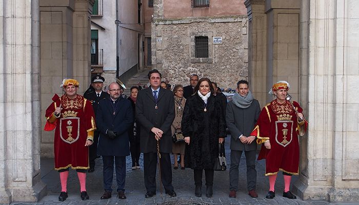 La Corporación Municipal de Cuenca, presidida por el alcalde, asiste en la Catedral a la misa de San Julián