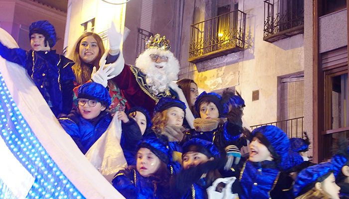 Los Reyes Magos reparten a los niños conquenses caramelos, alegría y fantasía en una Cabalgata mágica