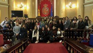 Martínez enseña el Senado a dos grupos de alumnos del Instituto Pedro Mercedes