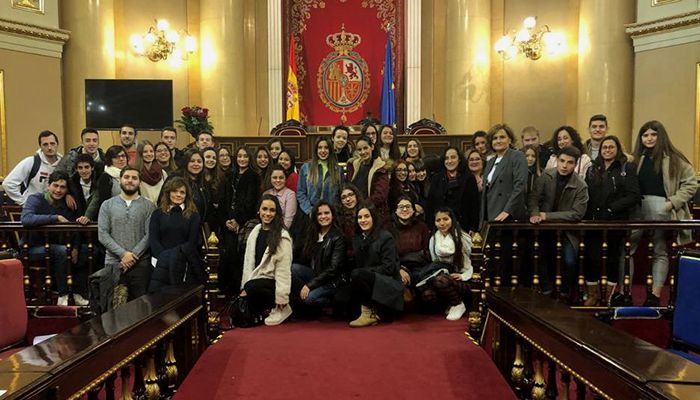 Martínez enseña el Senado a dos grupos de alumnos del Instituto Pedro Mercedes