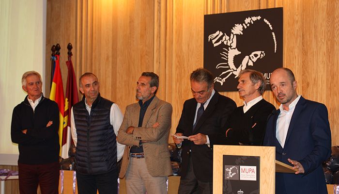 Nacho Villanueva y los exfutbolistas del Real Madrid reparten en el Museo Paleontológico de Castilla-La Mancha balones, medallas e ilusión