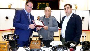 Prieto entrega una placa de agradecimiento a Francisco Page por la donación a Diputación de su colección de teléfonos antiguos