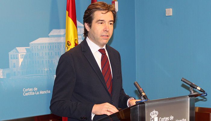 Robisco exige a Page que explique urgentemente el grave escándalo en relación con los gastos del viaje que realizó a Chicago