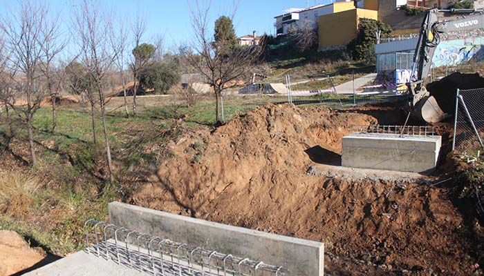 Salinas calcula en dos semanas el plazo para la apertura de la nueva pasarela peatonal sobre el arroyo