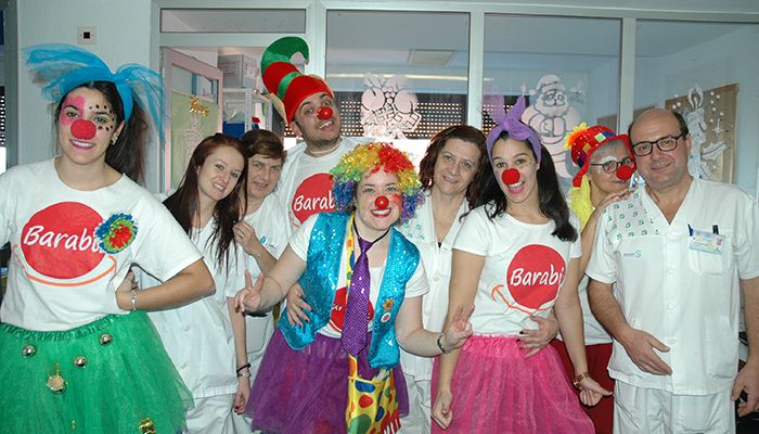 Un grupo de voluntarios de Barabú Payasos llena de sonrisas el Hospital Universitario de Guadalajara