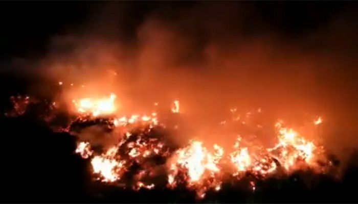 Un incendio calcina una parcela cercana al punto limpio de Cabanillas pero respeta los materiales y residuos depositados en él