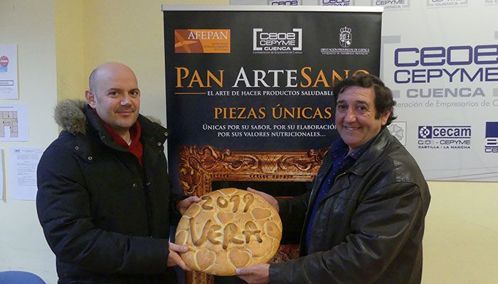 Vera Herraiz recibe su premio de dos meses de pan gratis como primera persona nacida en Cuenca en 2019