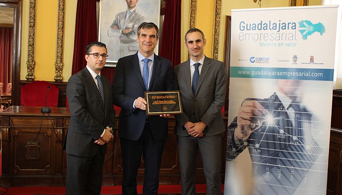 Antonio Román recibe la placa conmemorativa “Invest in cities”