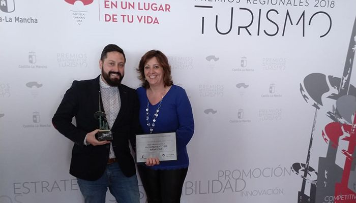 El alcalde de Brihuega recoge en representación del Ayuntamiento el premio al Mejor Destino Turístico de Castilla–La Mancha
