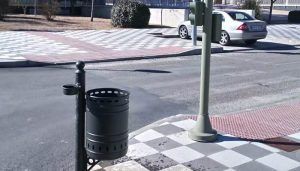 El Ayuntamiento de Cuenca comienza en el barrio Cerro de la Horca la instalación de 700 papeleras nuevas por toda la ciudad