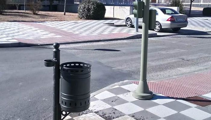 El Ayuntamiento de Cuenca comienza en el barrio Cerro de la Horca la instalación de 700 papeleras nuevas por toda la ciudad